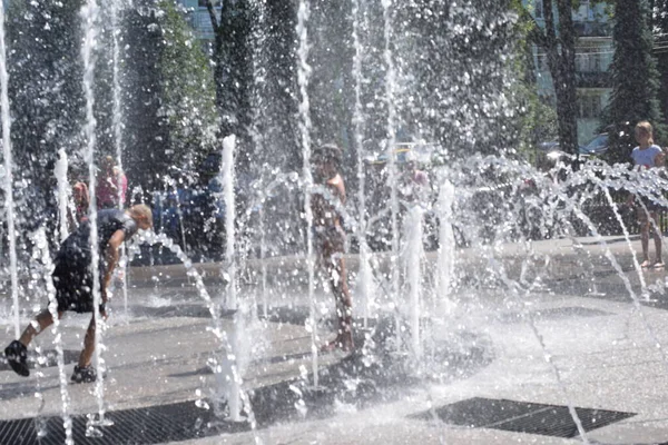 Children Play Water Fountain — Stock Photo, Image