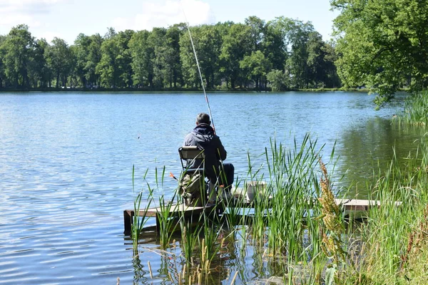 Fischer Mit Angelrute Ufer Des Teiches — Stockfoto