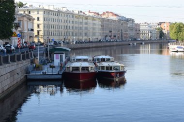 Kanaldaki suda bir eğlence teknesi.