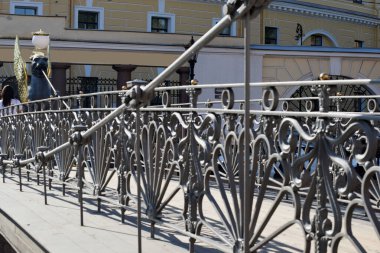 Kanalın üzerindeki köprünün parçaları.