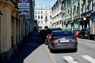 Büyük bir şehrin şehir caddesi.