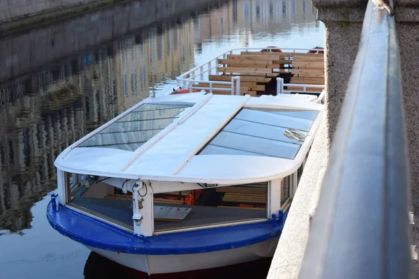 チャネル内の水の上の喜びのボート — ストック写真