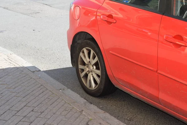 Bilen Står Parkerad Gatan — Stockfoto