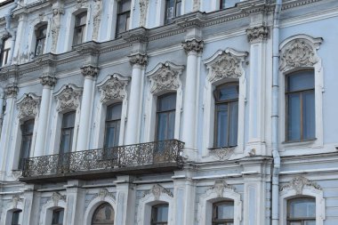 Tarihi bir binanın ön cephesinin ayrıntıları