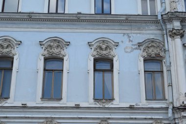 Tarihi bir binanın ön cephesinin ayrıntıları
