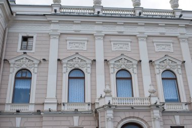 Tarihi bir binanın ön cephesinin ayrıntıları