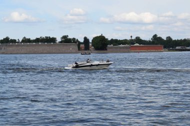 Nehir manzarası, su taşımacılığında yürümek için bir yer