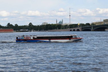 Nehir manzarası, su taşımacılığında yürümek için bir yer