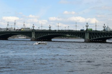 Nehir manzarası, su taşımacılığında yürümek için bir yer