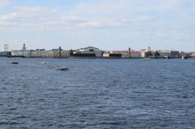 Köprüden nehir manzarası, yürüyen su taşımacılığı, nehirde tekne.