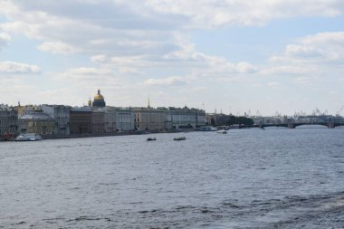 Köprüden nehir manzarası, yürüyen su taşımacılığı, nehirde tekne.