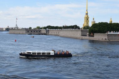 Köprüden nehir manzarası, yürüyen su taşımacılığı, nehirde tekne.