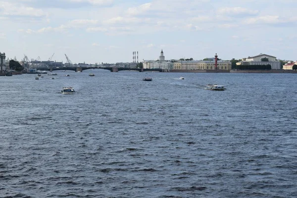 Вид Річку Мосту Прогулянковий Водний Транспорт Човен Річці — стокове фото