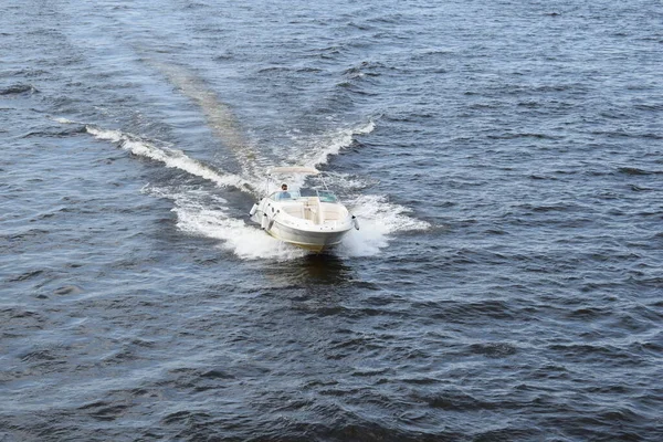 Вид Реку Моста Прогулочный Водный Транспорт Лодка Реке — стоковое фото
