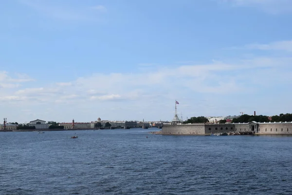 Вид Реку Моста Прогулочный Водный Транспорт Лодка Реке — стоковое фото