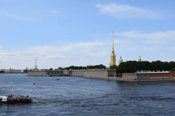 Flodlandskap Staden Utsikt Från Vallen Till Staden — Stockfoto