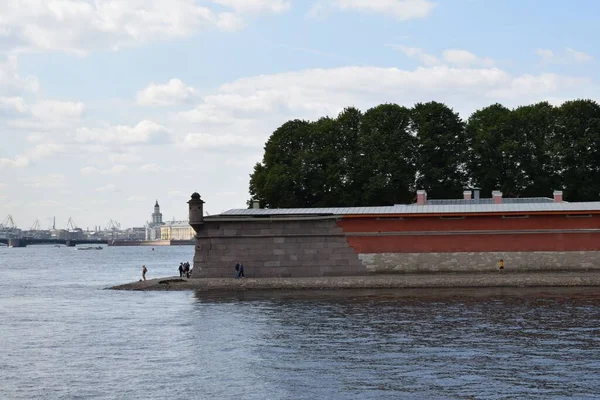 Rivierlandschap Stad Uitzicht Vanaf Dijk Naar Stad — Stockfoto