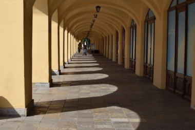 Sütunlu kemerli kasa, klasik mimari