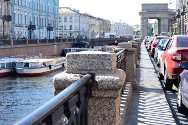 Su nakliyesi, kanaldaki tekneler.