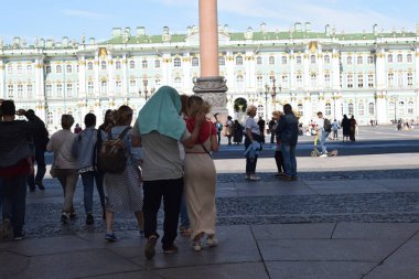 Sarayın önündeki meydan, yürümek için bir yer.