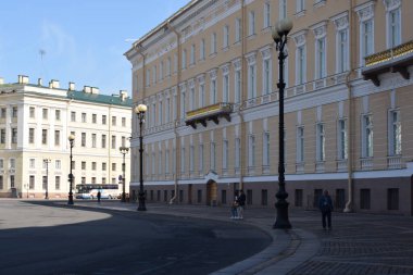 Sarayın önündeki meydan, yürümek için bir yer.