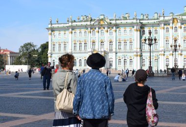 Sarayın önündeki meydan, yürümek için bir yer.