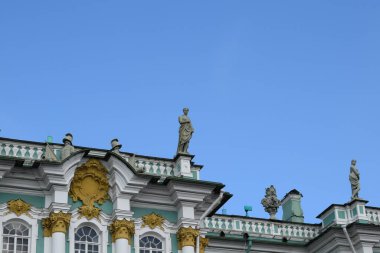 Tarihi bir binanın ön cephesi, atalarımızdan kalma bir bina.