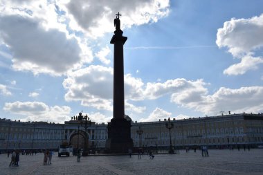 Sarayın önündeki meydan, yürümek için bir yer.