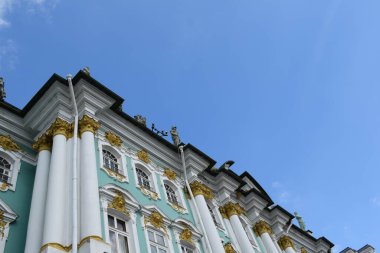 Tarihi bir binanın ön cephesi, atalarımızdan kalma bir bina.