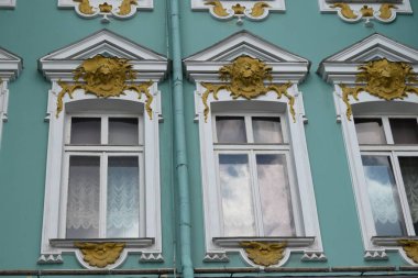 Tarihi bir binanın ön cephesi, atalarımızdan kalma bir bina.