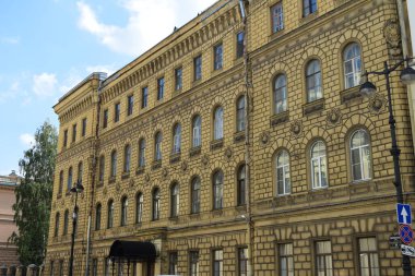 Tarihi bir binanın ön cephesi, atalarımızdan kalma bir bina.