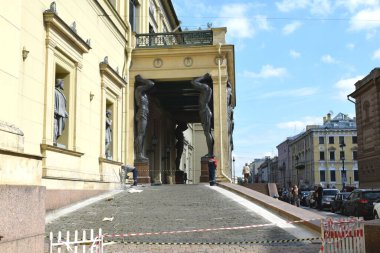 Balkonda desteklenen Atlantislilerin heykelleri.