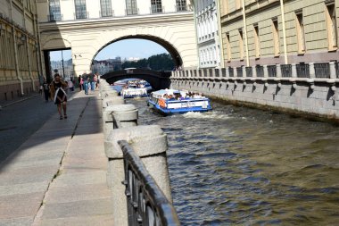 Turistlerle nehirde tekne.