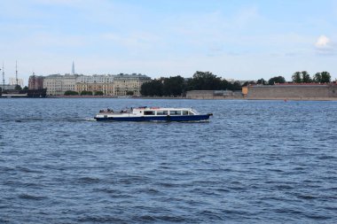 Turistlerle nehirde tekne.