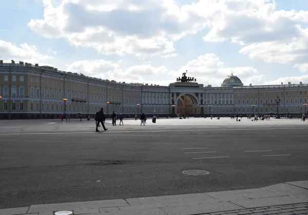 王宫前面的广场是个步行的地方 — 图库照片