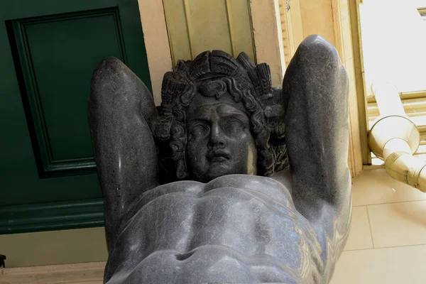 Statuen Der Atlanter Stützen Den Balkon — Stockfoto