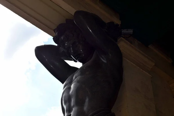 バルコニーを突き上げる大西洋人の彫像 — ストック写真