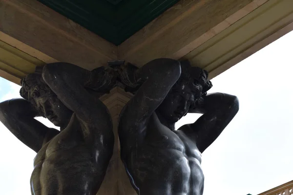 Statuen Der Atlanter Stützen Den Balkon — Stockfoto