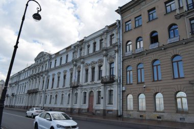 Tarihi bir binanın ön cephesi, atalarımızdan kalma bir bina.