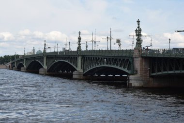 Nehrin üzerindeki köprü, setin manzarası