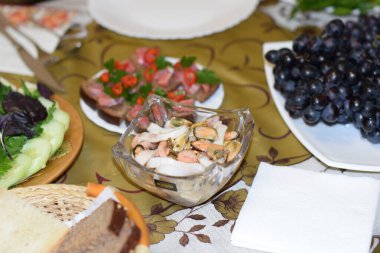 Masa kurulumu, masada yemek.