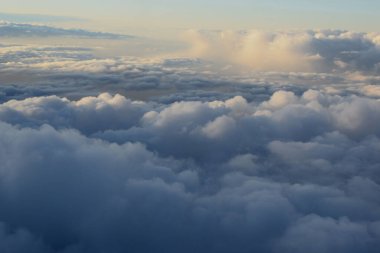 Beyaz bulutlar, uçaktan görüş.