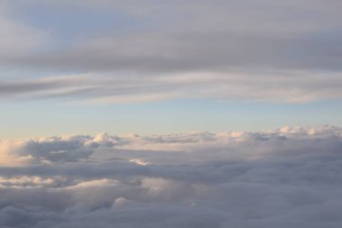 Beyaz bulutlar, uçaktan görüş.