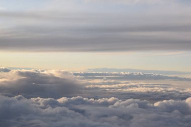 Beyaz bulutlar, uçaktan görüş.