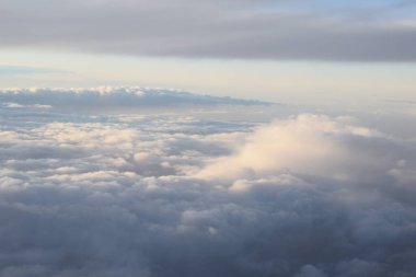 Beyaz bulutlar, uçaktan görüş.