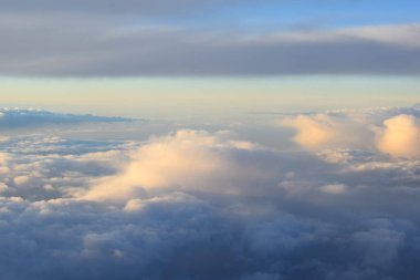Beyaz bulutlar, uçaktan görüş.