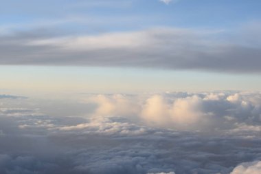 Beyaz bulutlar, uçaktan görüş.