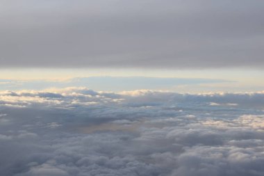 Beyaz bulutlar, uçaktan görüş.