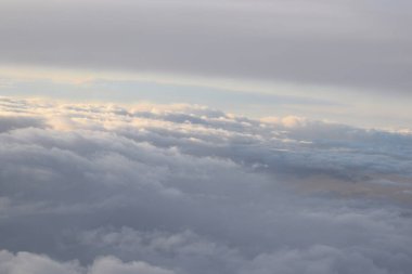 Beyaz bulutlar, uçaktan görüş.