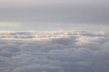 Beyaz bulutlar, uçaktan görüş.